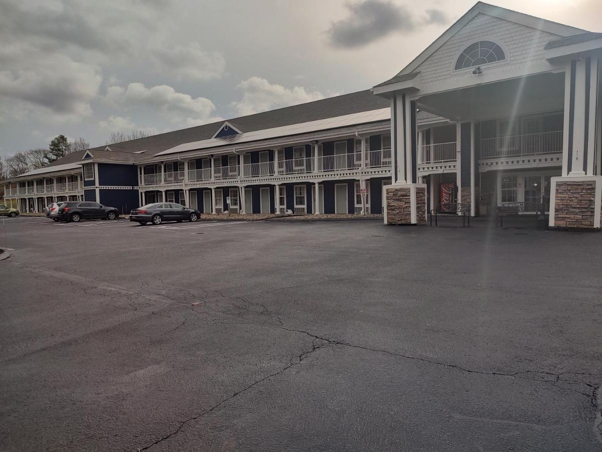Hilltop Inn & Suites, Near Foxwoods Casino North Stonington Exterior photo