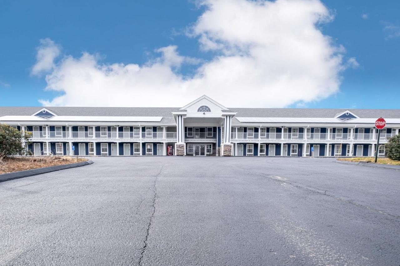 Hilltop Inn & Suites, Near Foxwoods Casino North Stonington Exterior photo