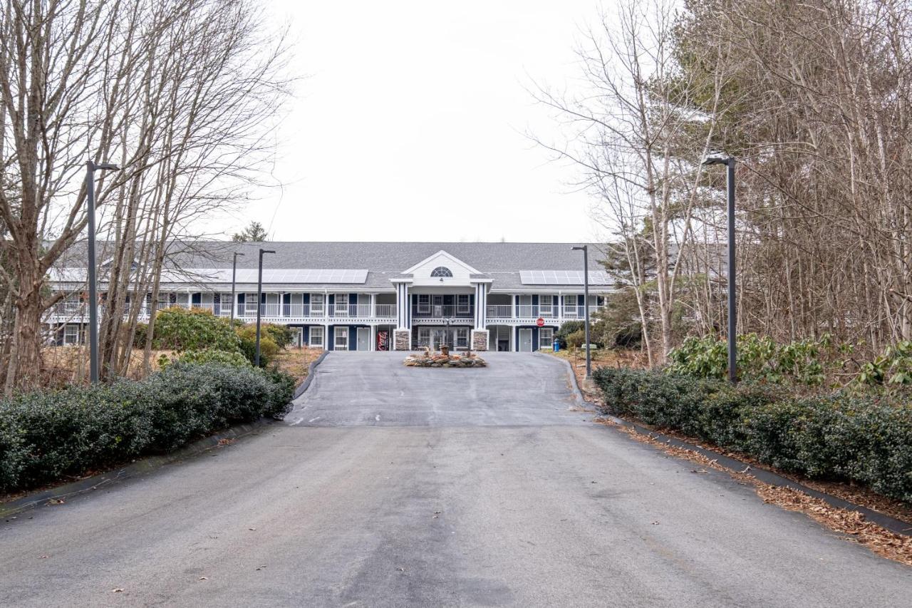 Hilltop Inn & Suites, Near Foxwoods Casino North Stonington Exterior photo